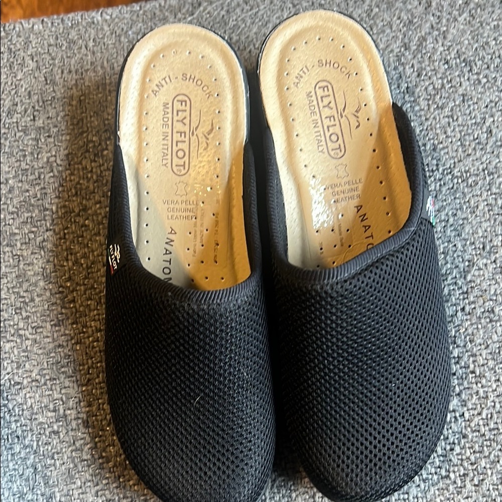 New Flyflot size 8 black slips ons